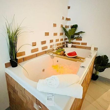 Studio Love Jacuzzi Марсель Экстерьер фото