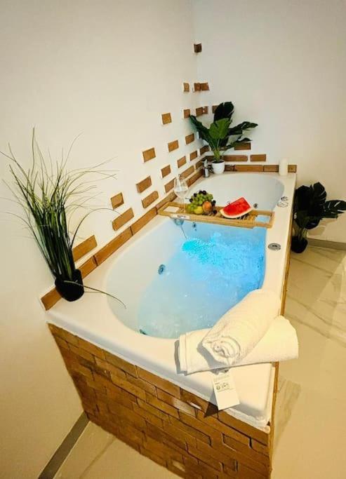 Studio Love Jacuzzi Марсель Экстерьер фото