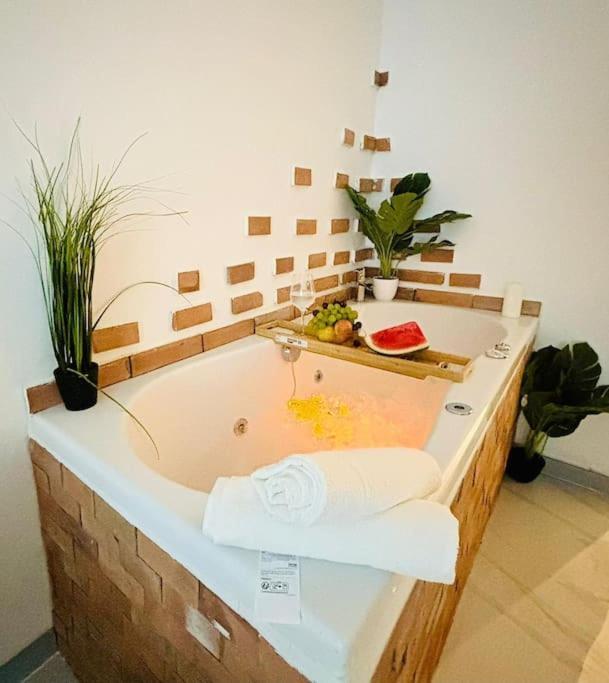 Studio Love Jacuzzi Марсель Экстерьер фото
